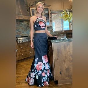 Selling this beautiful two piece prom dress